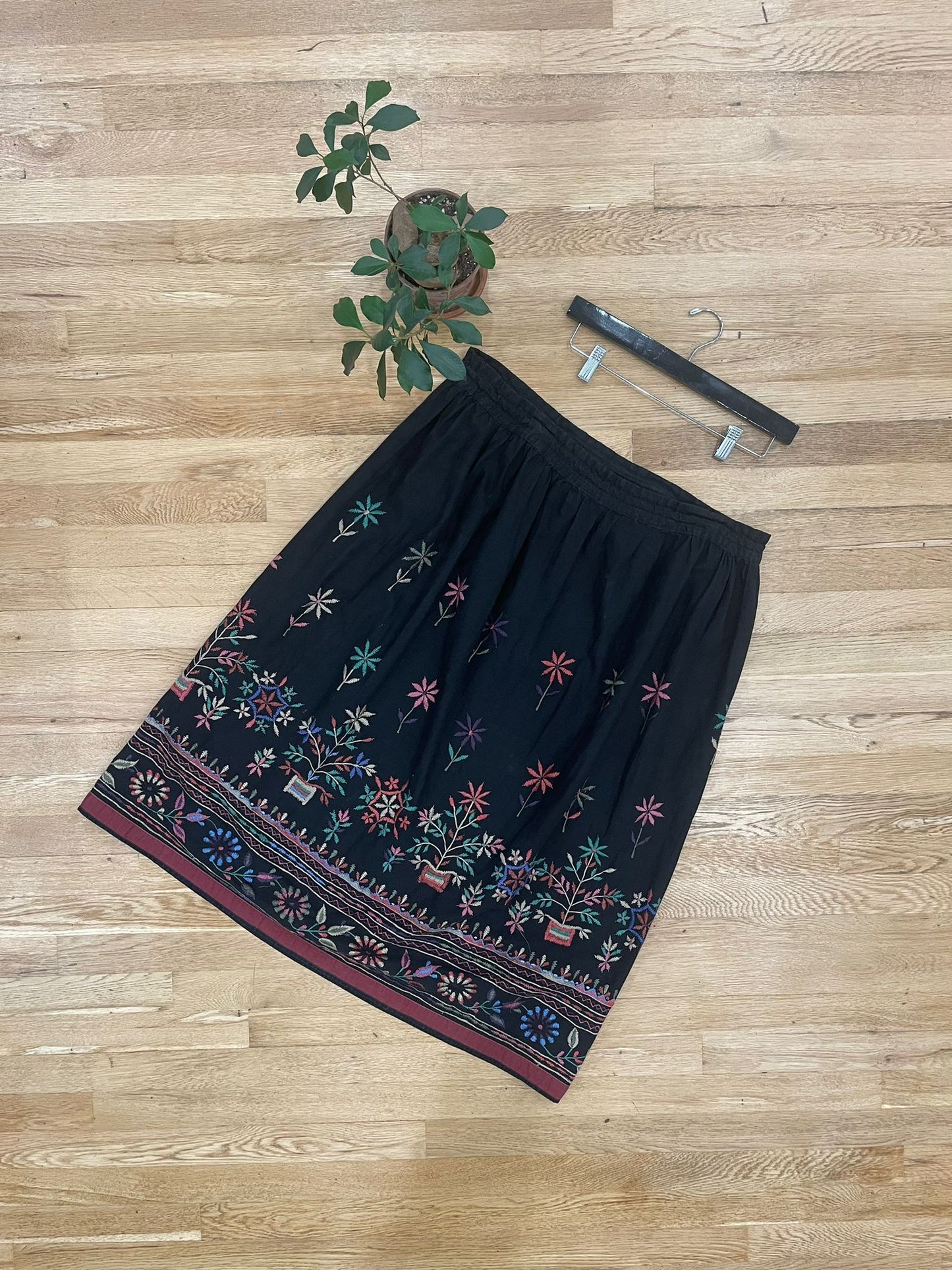 Liz Wear Embroidered Skirt (40in)(drawstring)